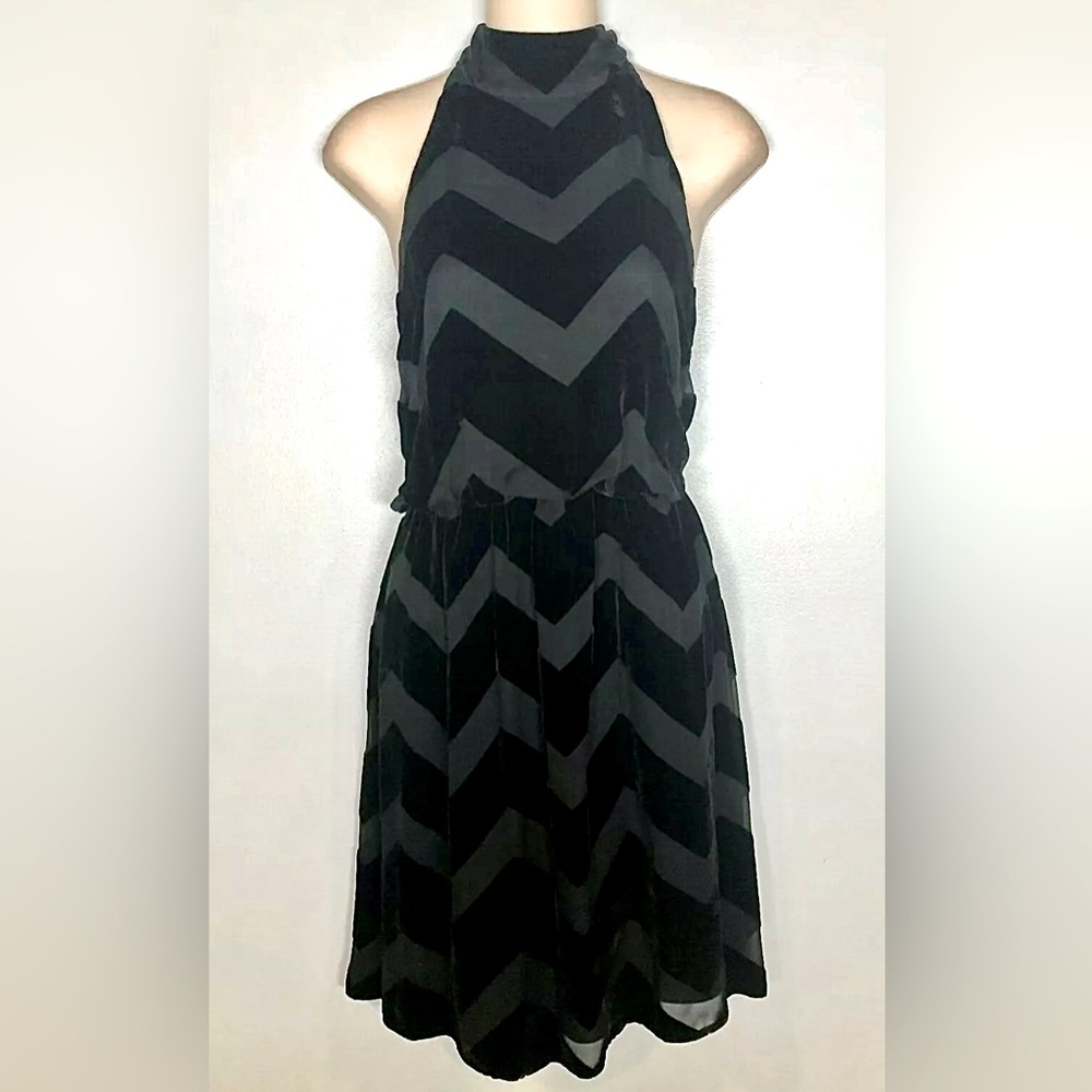 Alice + Olivia Black Velvet Chevron Halter Dress NWT
Is missing the belt